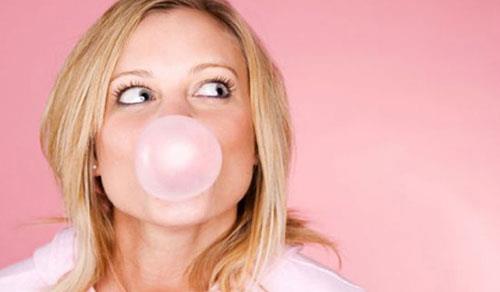 tah azaltr:  <br>  Sakz inemek itah kontrol salamaya yardmcdr. Appetite dergisinde 2007 ylnda yaymlanm bir alma gsteriyor ki leden sonra yaplan attrma ncesi sakz inemek, al ve kalori almn azaltmaya yardmc oluyor...