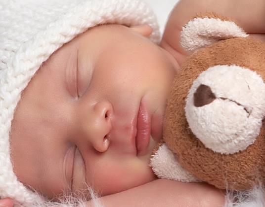 Eer bebeiniz sakinlemekte zorluk ekiyorsa, emzik bebeinizi oyalayabilir. Gerekte, uyku boyunca emzik kullanmak ani bebek lm riskini azaltabiliyor.