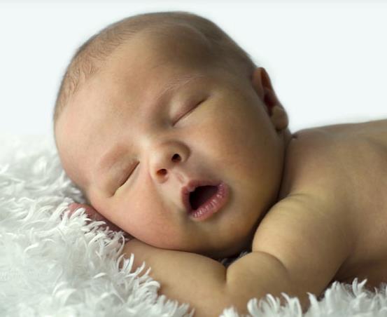 Yeni doan bebekler gn boyunca 16 saatten fazla uyur. Ancak, her iki saatte bir karnlar ackt iin uyanrlar. Gece yars bebeiniz mama iin uyandnda, onu beslerken  amayn.