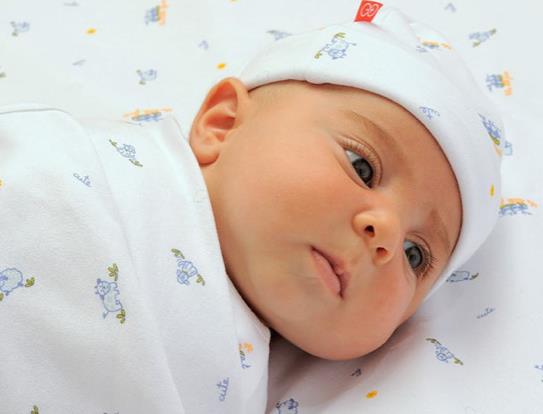 Bebeinize yatmas iin biraz zaman verin. Bebeiniz uykuya dalmak iin en rahat pozisyonu bulmadan nce szlanabilir ya da alayabilir. Alamas durmazsa, bebeinizle sakin sakin konuun ve srtn svazlayn.