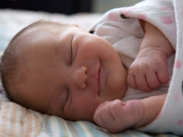 Yeni doan bebeiniz uyumakta zorluk ekiyorsa ve bebeinizi hi kundaa sarmadysanz bir de bunu hemen deneyin. Kundaklama bebekleri sakinletirmek ve uykuya dalmalarna yardmc olabiliyor.