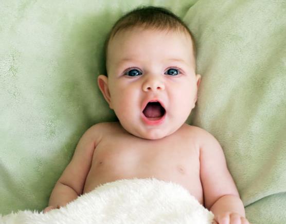 Gn boyu ocuunuzun hareket halinde olmasn salayn. Bebeiniz uyankken bebeinizle konuarak, ark syleyerek ve oyun oynayarak oyalanmasn salayn.