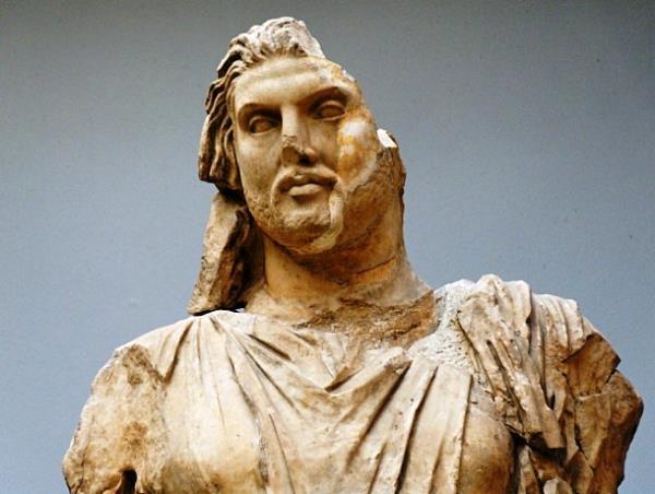 Mozole<br>    Kral Mausolos adna kars ve kz kardei Artemisia tarafndan Halikarnassos`da (Bodrum) yaptrlm, Dnyann yedi harikasndan biri saylan olduka byk boyutlardaki mezar. Bu neminden dolay kendinden sonra gelen, ayn stildeki tm yaplara mozole denmitir ve kral Mausolos`tan gelir.