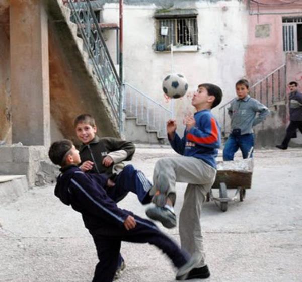 16. Sokakta futbolcu isimlerini syleyerek top oynamak.<br>  HAG HAG HAG VURUYOR VE GOOOLLLL