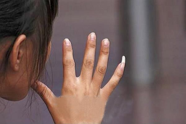 11. Sere parman trnan uzatmak.<br>  Trnak uzatmann neden moda olduu konusunda herhangi bir bilgi yok ama 90'larda sere parmak trnan uzatan genler ok poplerdi.