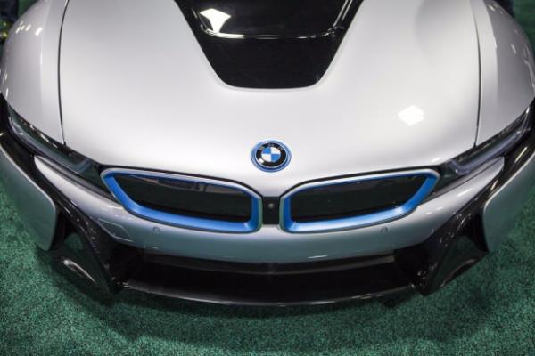 Arata 1.5 lt hacimli ve  silindirli 231 beygirlik turbo benzinli motorun yan sra 131 beygirlik elektrikli motor da var. Toplamda 362 beygirlik gce ulaan i8, 0-100 km/s hzlanmasn 4.5 saniyenin altnda gerekletiriyor.