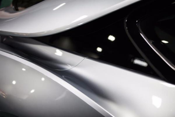 Sadece elektrikli motora sahip BMW i3 ise, 46 bin 300 euro'luk fiyata sahip. Trkiye'ye zel donanm paketiyle satlan i3, 170 beygir gcnde elektrik motoruyla donatlm. i3, 130-160 kilometre menzile sahip. ECO PRO+ modunda ise 200 km'yi bulabiliyor.