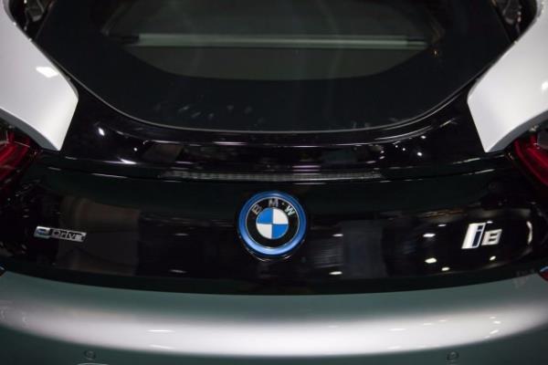 Geen yln son aylarnda BMW i3 ve i8'den toplamda 45 adet sattklarn anlatan Sakarya, "187 bin euro balang fiyatna sahip BMW i8'den, sadece ubatta 18 adet sattk. Hem elektrikli hem de benzinli turbo motora sahip spor modelimize ok youn ilgi var" diye konutu.