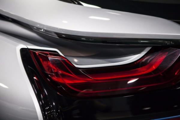 i8, tam dolu benzin deposu ve tam arjl bataryayla, "Comfort" modunda 500 kilometrenin zerinde yol gidebiliyor. "Eco Pro" modunda ise bu mesafenin yzde 20 civarnda artt belirtiliyor