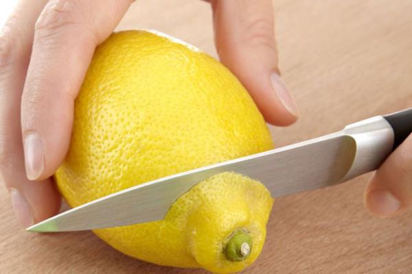 Limonlar blender ierisine koymadan nce, yalnzca 2 tanesini soymanz gerektiini unutmayn.