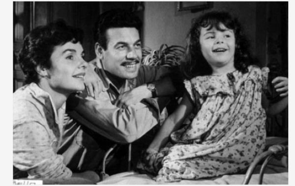 Dnemin nl futbolcularnda Serkan Acar ile evlenince sinemaya da veda etti. O pek ok ocuk yldzdan daha anslyd. yi bir evlilik yapt sonra da bir emlak brosu at. 'Yldz' olduu gnler ise artk ok gerilerde kald.