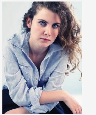 Dot ekibi 'Festen'i oynuyordu, ben de izlemeye gittim. Murat Daltaban'a, "Ben bir ekilde gelmek istiyorum, ne i olursa yaparm" dedim. O da, "Gel" dedi. Ondan sonra Dot'a gidip gelmeye baladm ve ksa bir sre sonra 'Sar Ay' adl oyunda oynadm. Her haftam oyunla dolu geiyor. Fiziksel olarak zorlayc ve belli bir disiplinde yaaman gereken bir oyun. Zaten tiyatroda haftada iki gn ekipe katldmz beden derslerimiz oluyor.