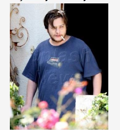 Herkes onun bu parlak k yine ayn ekilde srdreceini dnrken o uyuturucu tutkusu yznden neredeyse her eyini kaybedecek hale geldi. Neyse ki bu alkanlndan ksa srede kurtuldu.