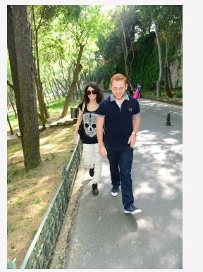 Sevgilisiyle el ele objektiflere yansyan Kzlay, kendisini grntleyen kiilerin gazeteci olduundan habersiz "Beni niye ekiyorsunuz?" diyerek tepki gsterdi.