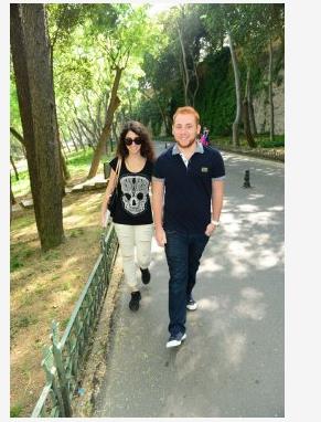 Basn mensuplarnn "Biz gazeteciyiz" aklamasyla aknl ikiye katlanan Kzlay, "Burada ne iiniz var. Biz daha nce ekildik zaten" diye konutuktan sonra yryne devam etti.