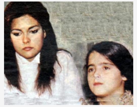 Mine ayrolu 90'larn ocuk yldzlarndan biri. mer Kavur'un Amansz Yol filmiyle sinemaya adm att. Osman Seden'in ynettii alkuu dizisinde Aydan ener ve Kenan Kalav ile birlikte kamera karsna geti.