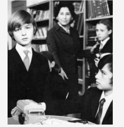 'Ayecik' filmlerinin yldz Zeynep Deirmenciolu ile akraba olan mer Dnmez, 'mercik' ismiyle pek ok filmde oynad.