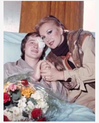 1974'te geirdii kaza ile tek gzn kaybeden ve byk bir yalnzlk yaayan Dnmez, en son 'kinci Bahar' dizisinde rol ald.