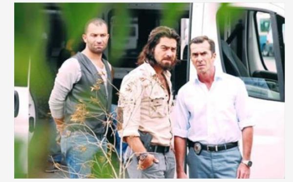 lker nanolu imdi byk bir ilgiyle izlenen " Arka Sokaklar" adl dizide rol alyor.