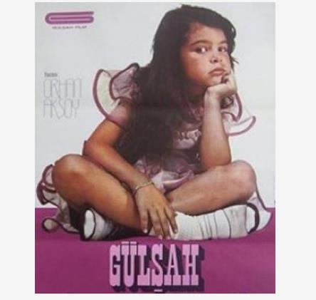 Film yapmcs Selim Soydan ile nl oyuncu Hlya Koyiit'in kz Glah Alkolar gzn sinemada aanlardan... Yatlar oyun parklarnda oynarken o sinemada 'Gllah' adyla baroller kapyordu. 'bo ile Gllah' onun en mehur filmiydi.