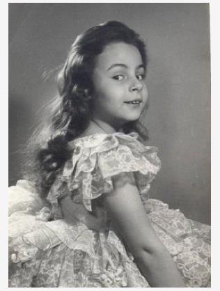 mercik'in deimez rol arkada ve kuzeni. Babas senarist Hamdi Deirmenciolu sayesinde henz 2 yandayken Papatya adl filmle sinemaya adm att ve 20 yana gelinceye kadar da ok sayda filmde rol ald.