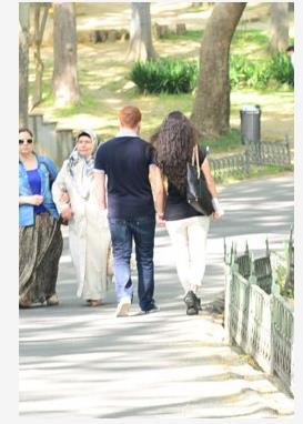 Furkan Kzlay, sevgilisiyle birlikte Beikta'taki Yldz Park'nda objektiflere takld. Gzel havay deerlendirip sevgilisiyle birlikte doa yryne kan Kzlay, burada gazetecilerle karlanca aknln gizleyemedi.