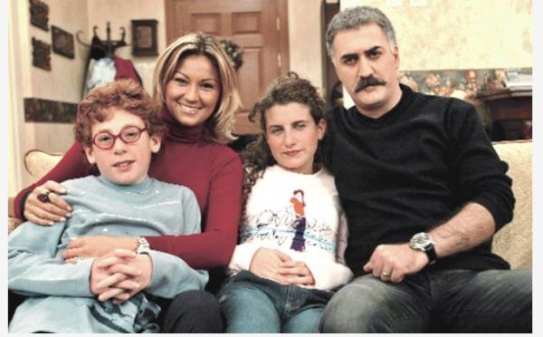 2002 ylnda ekilen 'ocuklar Duymasn'n ocuk yldzlar da byd.