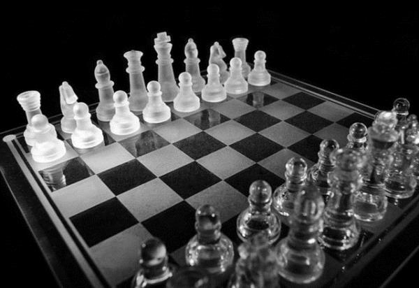 Satran oyununda kazanmak iin ortadaki 4 kareye hakim olmalsnz.