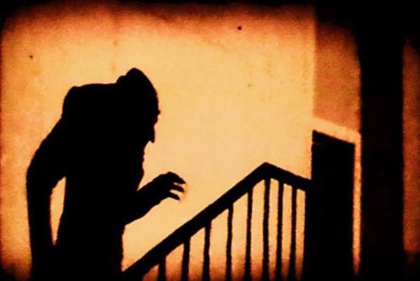 lk randevunuzda sinemaya gidecekseniz, korku filmlerini tercih edin. Bu sizi bilinaltinda birbirinize daha yakn hissettirecektir.