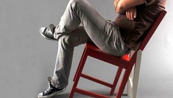 Bacak bacak stne atarak oturduunuzda, varislere ve atlaklara davetiye karm oluyorsunuz.