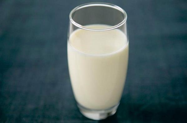 Salarnz boyarken diplerde oluan boya lekelerini temizlemek iin ste batrdnz pamuu kullann.