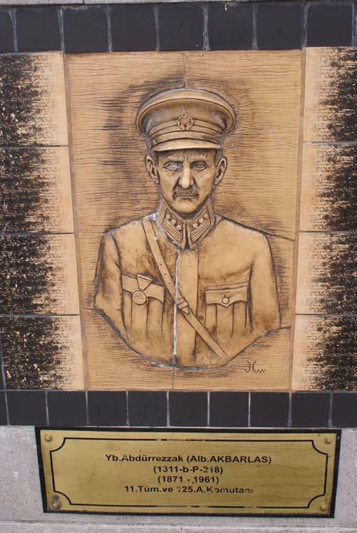 Yzba Abdlrezzak AKBARLAS  <br>  11. Tm. ve 25. A.Komutan