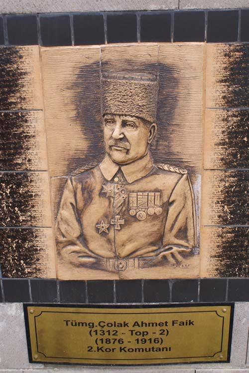 Tmgenereal olak Ahmet Faik<br>    2. Kor Komutan