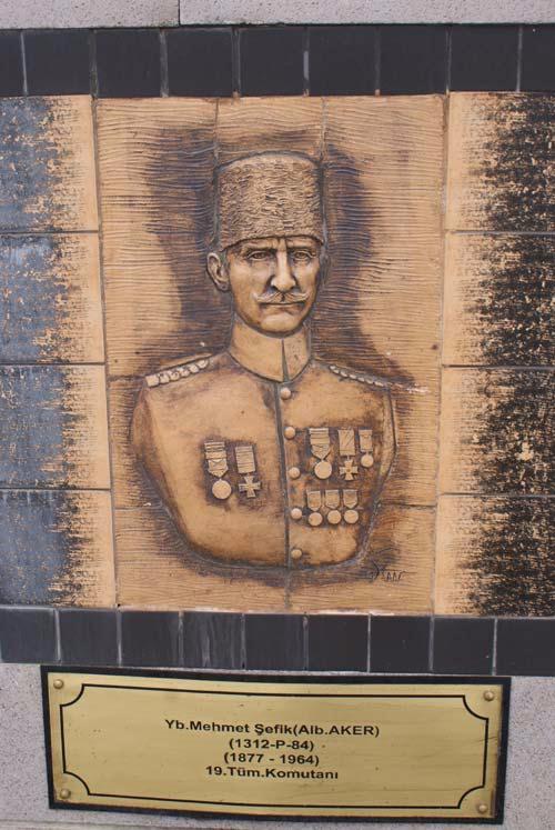 Yzba Mehmet efik AKER  <br>  19. Tm. Komutan