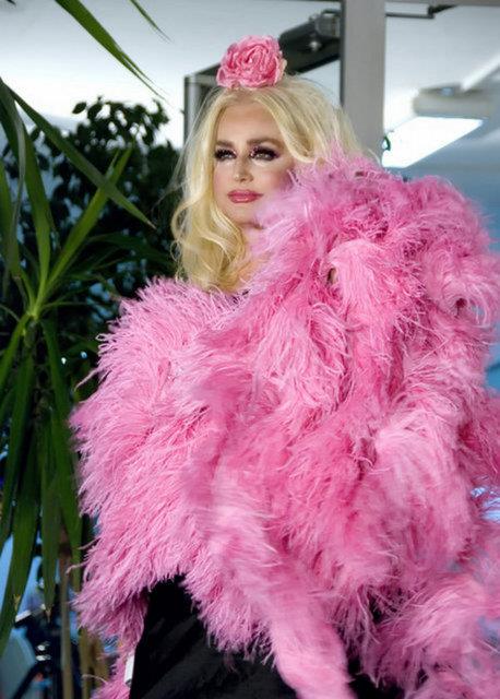 BANU ALKAN: RENKA BRONKAV