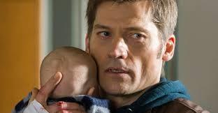 "kinci Bir ans"  <br>    "Tecrbeli polis Andreas, gzel ei Anna ve yeni dnyaya gelen bebekleri ile mutlu bir hayat srmektedir. Andreas, orta ve yakn arkada Simon ile bir aile ii iddet suuna mdahaleye gider. Eski bir mahkum olan Tristan ile kz arkada Sanne`nin de Sofus adl bir bebei vardr. Salksz bir ortamda fazlasyla ihmal edilmi olan bu bebei kurtarmak iin Andreas elinden geleni yapar ama kanunlarn bu duruma kar yapabilecei pek bir ey yoktur. Bu olay, kritik bir karar vermek zorunda kalan Andreas`n btn hayatn ve adalet kavramna bakn derinden etkileyecektir."