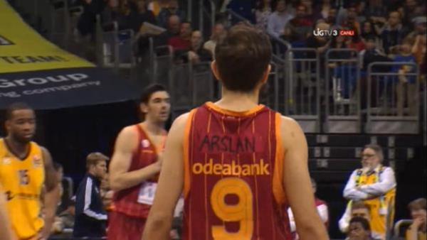 Euroleague manda deplasmanda Alba Berlin ile karlaan Galatasaray'da Ender Arslan'n formas stanbul'da unutulduu iin baarl oyuncu yedek oyunculardan uacan'n formasn giyerek sahada yer ald. sim ksmna kalemle 'ARSLAN' yazld.