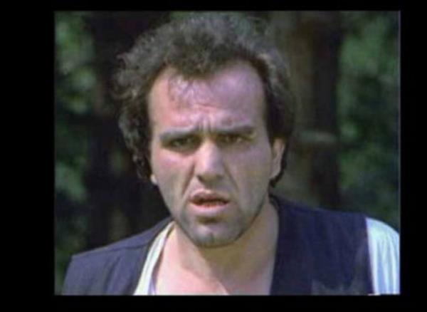 Taksim Park'ndaki bir bankta kendisini bekleyen Azrail'in kollarna uzanverdi, aresizce.