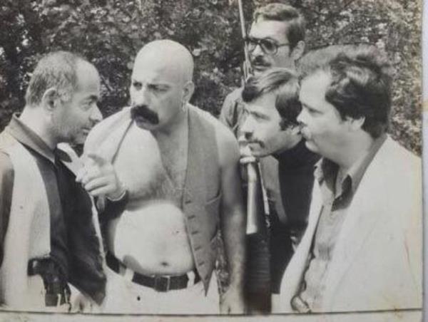 Edirne'de genlik yllarnda sinemada alrken oyuncu olmaya karar verdiini ve 1955 ylnda stanbul'a gittiini, ardndan ynetmen etin na ile tanp oyunculuk yapmaya baladn anlatan Niyazi Taligac...