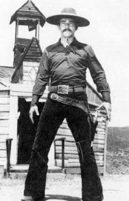 Ynetmen Kemal nci'nin kardei olan Bilal nci, eitli ilerde altktan sonra sinemaya yneldi