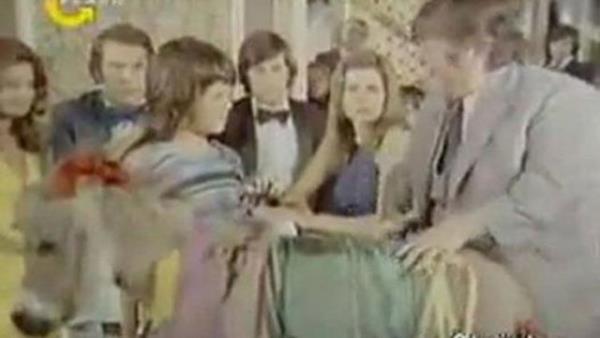 Beyaz perdeye Bizim Sokak isimli televizyon filmi ile baladn belirten iko Nuri, 'Orada ben rahmetli Orhan Boran ile tantk. Bana isim aranyordu. Bana 'olum senin adn Stk Sezgin kimse tanmaz. 'iko Nuri adn sana verelim' dedi. ..