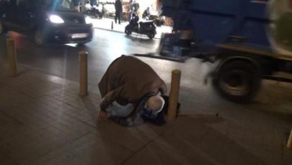 Glkle yrd dikkat eken Gedik&#8217;in bir ara demir dubaya arpp dt grlyor. Ba yere arpan Gedik&#8217;in yanndan gemekte olan p kamyonunun altnda kalmaktan son anda kurtuluyor.