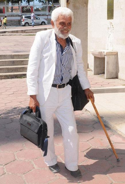 Sanat bu kitaplar satarak para kazanmaya alyor. stanbul'da yaayan hsan Gedik, otobsle Edirne'ye gelirken srtnda yaklak 20 kilo arlnda antasnda tad kitaplar, bastondan destek alarak gezdii sokaklarda kendisini tanyanlara ve esnafa satmaya alyor.