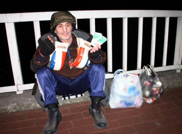 p eve dnen bodrum katn bir odasnda kalan Aar, salk sorunlar yaamasna ramen kendisine bakacak kimsesi olmad iin zor durumda olduunu syledi.