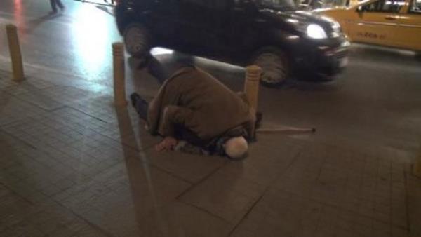 Vatandalarn yardm ettii Gedik, kendisine verilen bir sandalyeye oturuyor. Vatandalarla ksa bir sre sohbet eden Gedik, Taksim'de karanlkta gzlerden kayboluyor. (CHAN)