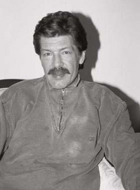 Ama onun asl hayali sinemayd. Kt gnlerinde sinema dnyasndaki kimseden destek grmedi. Kopkoyu bir bunalma dt Mesut Engin. Kendini tamamen alkoln kollarna brakt. Hem iini hem hretini yitirdi.