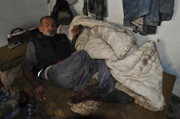 Kaldrld hastanede sa aya diz altndan kesilen Mehmet di, taburcu olduktan sonra felli kardeiyle birlikte Merkez Akdeniz lesi Bahe Mahallesi 4510 Sokak&#8217;ta terk edilmi bir evde sefalet iinde yaamaya balad. Zaman zaman farelerin gezdii, elektrii, suyu olmayan, yamur yadnda damlayan evde salksz koullarda yaam mcadelesi veren Mehmet di&#8217;in hali yrek szlatt.