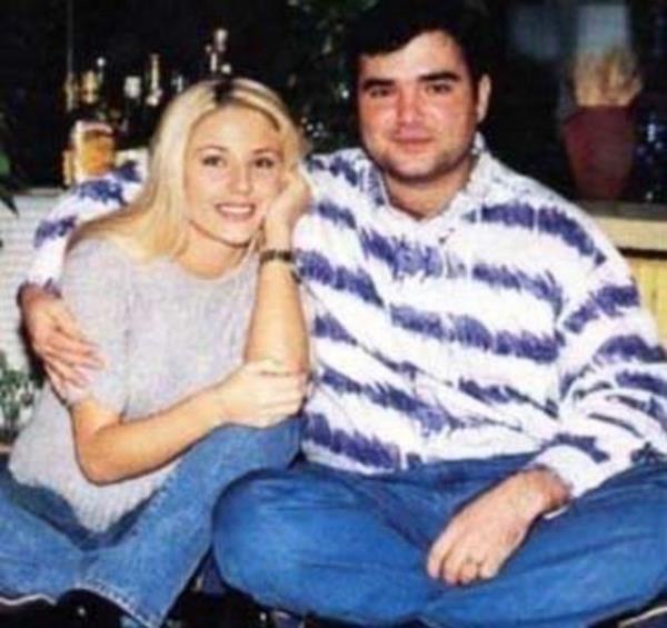 Ama dnemin sinemaseverlerinin gnlnde 1974 Kbrs karmasn konu alan Sezercik Kk Mcahit filmindeki rolyle taht kuran Sezercik'in hayat yetikinlii dneminde ok farkl bir yola girdi. Bir ka filmin yapmcln stlendiyse de sinemada eski parlak gnlerine bir trl dnemedi.Einin intihar ise onun hayatnda farkl bir dnm noktas oldu