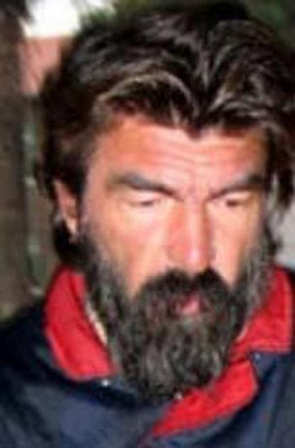 Karayollar alanlarnn desteiyle yaamn srdrd. Daha sonra ise Beyolu sokaklarnda yatp kalkmaya devam etti. Tiyatro sanatlar Mehmet Esen ve Mustafa Turan onu Taksim Eitim ve Aratrma Hastanesi nnde bitkin bir halde buldu. Bir zamanlarn nl aktr Mesut Engin'e stanbul Bykehir Belediyesi Kayda Darlaceze Mdrl kaplarn at. Engin, 720 kiinin yaad Kayda Darlaceze&#8217;ye yerletirildi.