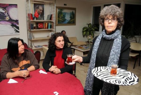 Kzyla konutuunda gzyalarn tutamayan ffet Kalkan, u an 41 yandaki kzn ilkokuldan mezun olduktan sonra ayrld ei Tahir Jamil'e teslim ettiini,iki yl sren telefon ve mektuplamann ardndan balantlarnn tamamen kesildiini anlatt.